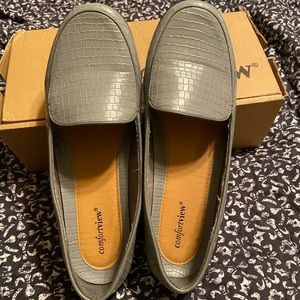Gray comfort view crocodile pattern size 10 1/2 womens shoes. Barely worn.